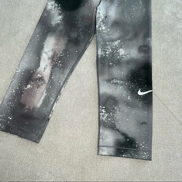 Nike Pro Capri Leggings, size XS, elastic waist - Picture 3 of 6